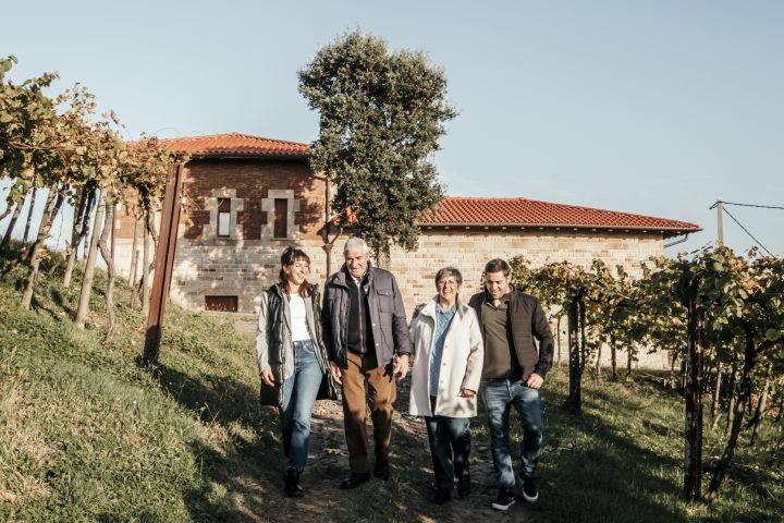 Familia Gañeta paseando por el viñedo