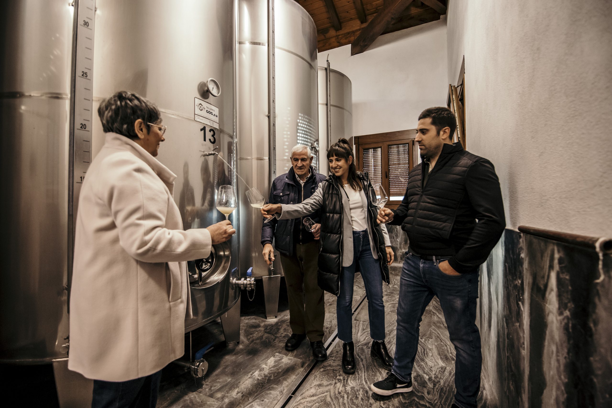 Familia catando txakoli en bodega Gañeta